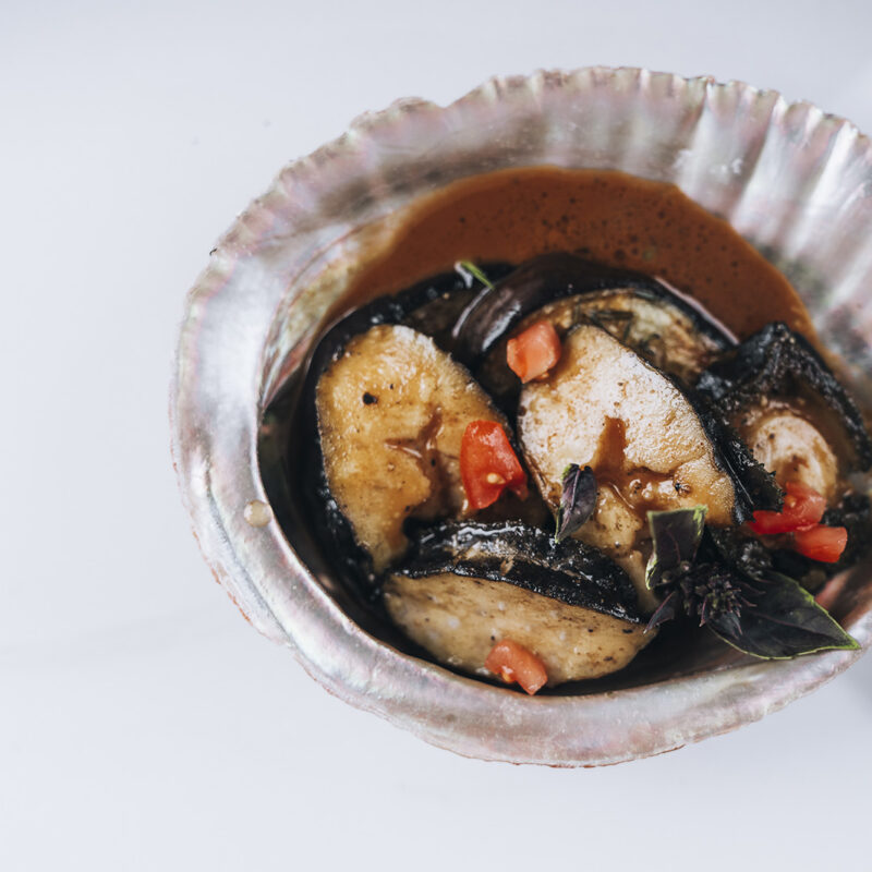 Ormeaux De L’Aber Wrac’h Rôtis Au Beurre Artisanal, Aubergines Confites À L’estragon Et Soupe De Poisson Safranée.